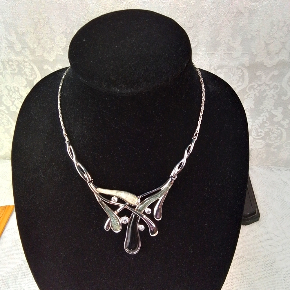 Silver tone modern pendant necklace with round clasp 16 inches + 3 1/2 extension